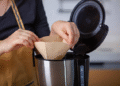 Wie man einen Kaffeemaschinenfilter reinigt
