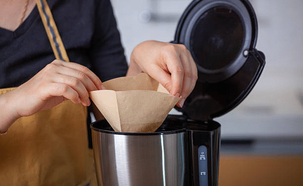 Wie man einen Kaffeemaschinenfilter reinigt