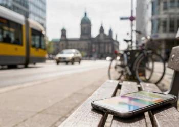 Berlin-Straßenszene mit Bus, Fahrrad und Stadtblick zum Thema Berliner Nachrichten