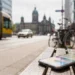Berlin-Straßenszene mit Bus, Fahrrad und Stadtblick zum Thema Berliner Nachrichten