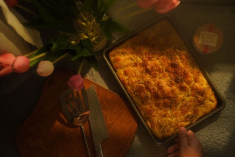 Focaccia Rezept: Luftig, knusprig & unglaublich einfach selbst backen